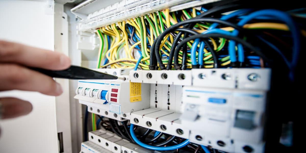 Skillnaderna mellan Automatsäkringar och Jordfelsbrytare