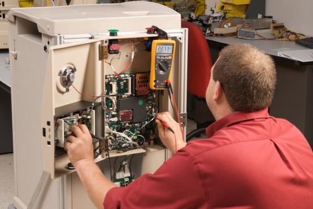 Äkta effektivvärdes digital multimeter Fluke 179 med referens 1645996 från FLUKE